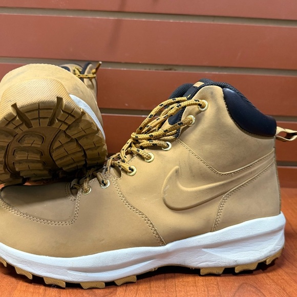 Nike Tan and Black Hiking Boots with Ankle Support - Picture 9 of 9
